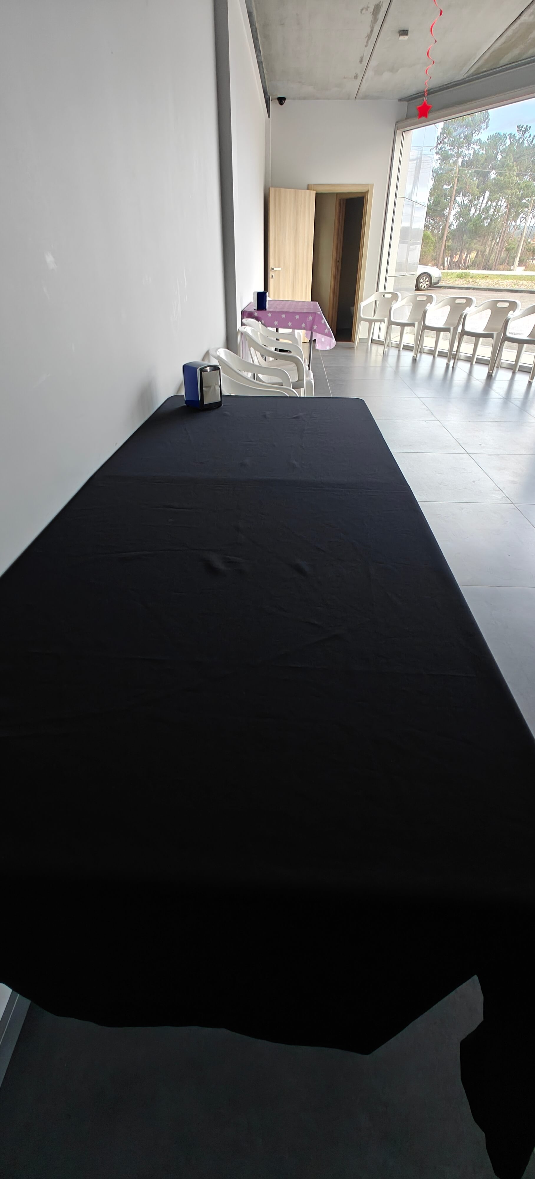 Sala de convívio com mesas para festas